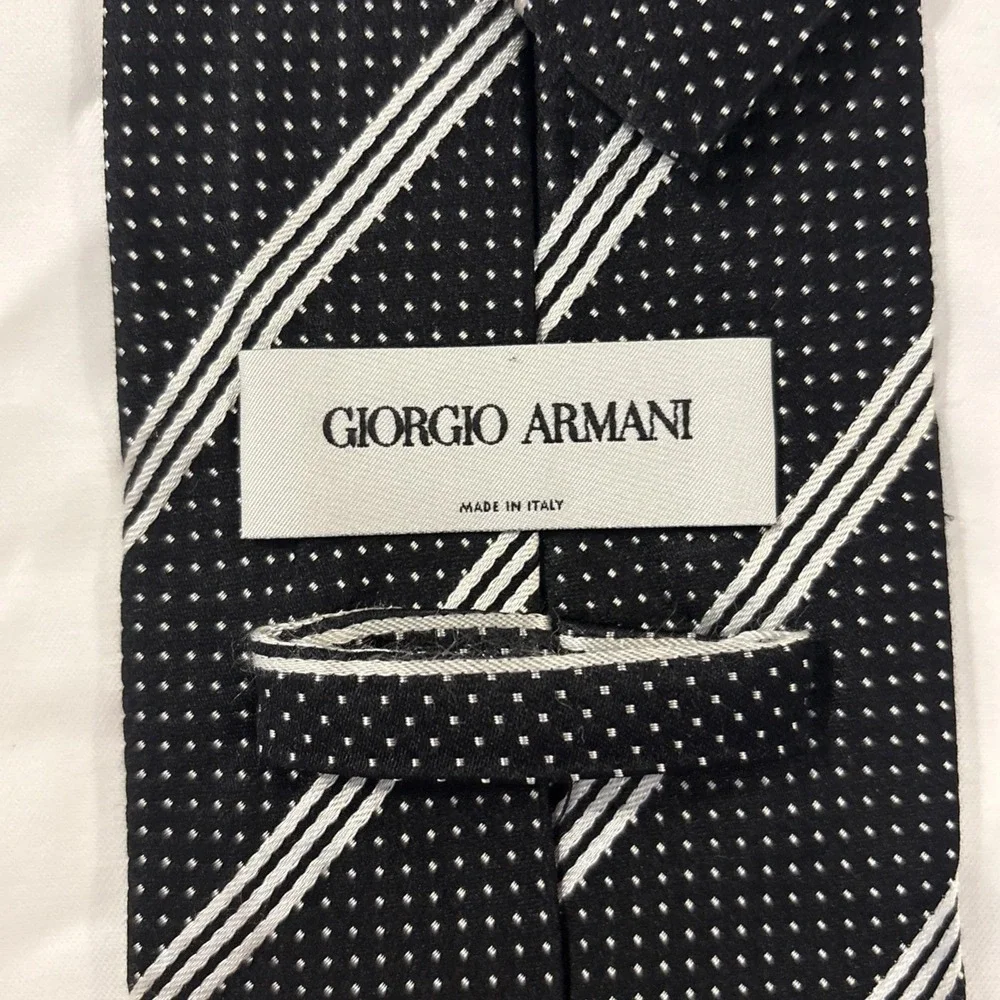 Giorgio Armani Tie Black w/Silver & Grey Stripes Design Modern Luxury ITALY